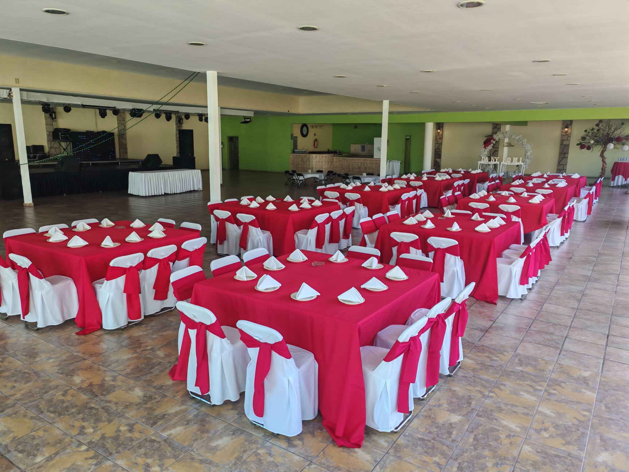 Área techada con montaje rojo