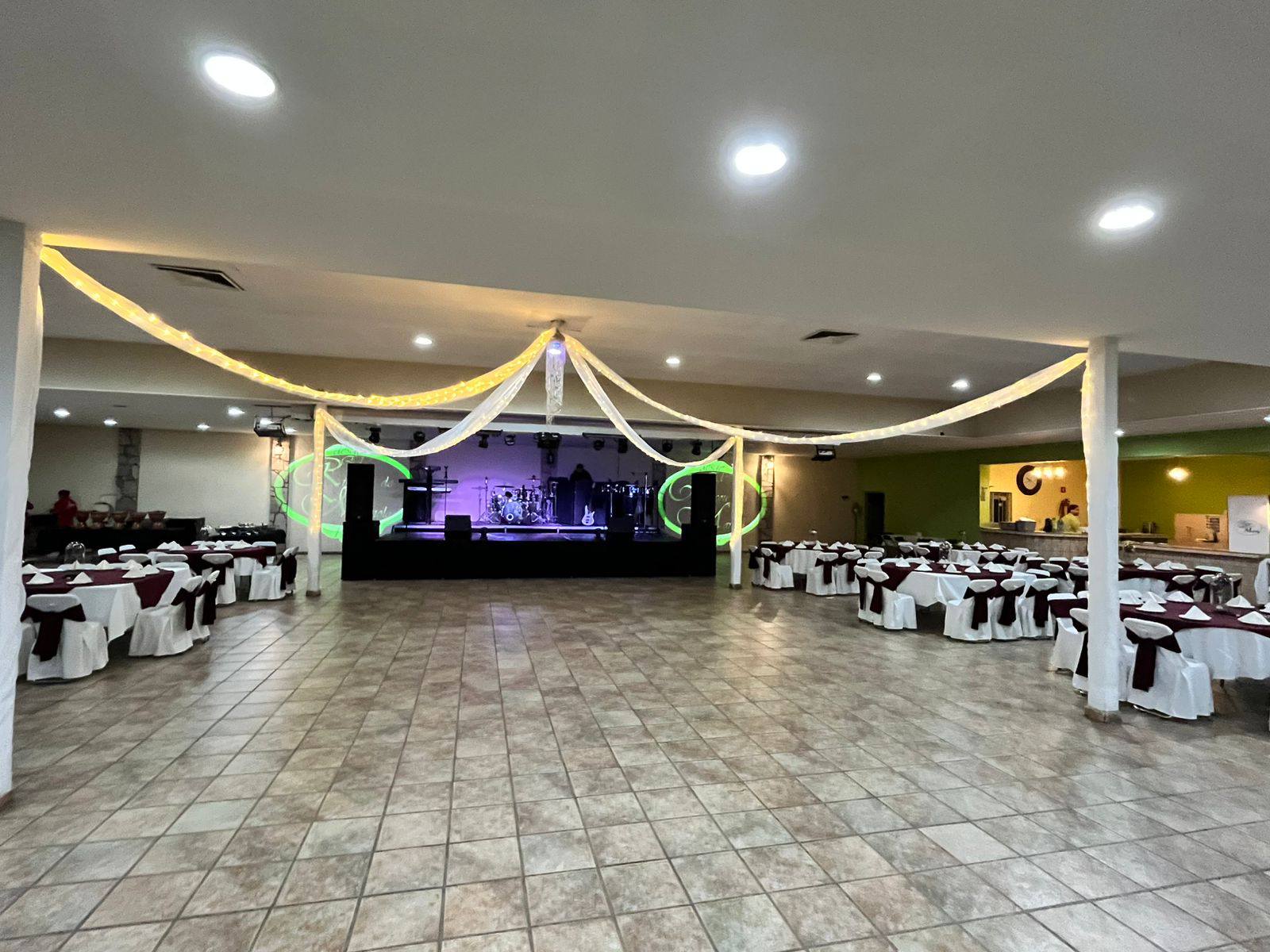 Salón iluminado de noche