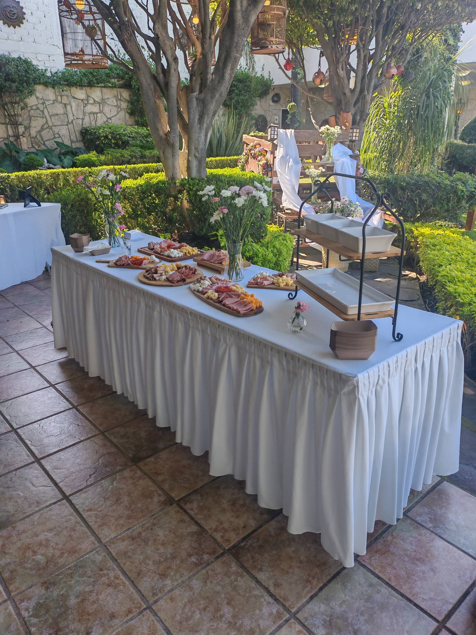 Mesa de aperitivos y jardín